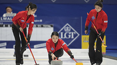 成都蓉城在中超和足协杯表现不佳，古尔芬克尔可能离队，周定洋面临续约问题，俱乐部需补强阵容。